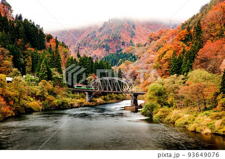 只見線 紅葉の第四只見川橋梁を渡る列車キハE120形(福島県金山町、11月上旬) 只見線 紅葉の第四只見川橋梁を渡る列車キハE120形(福島県金山町、11月上旬) 93649076