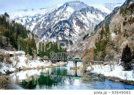 只見線 雪景色の第四只見川橋梁を渡る列車キハE120形(福島県金山町、3月下旬) 只見線 雪景色の第四只見川橋梁を渡る列車キハE120形(福島県金山町、3月下旬) 93649083