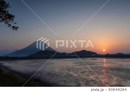 水が抜かれた池と朝焼けの讃岐富士のコラボ情景＠香川 93649264