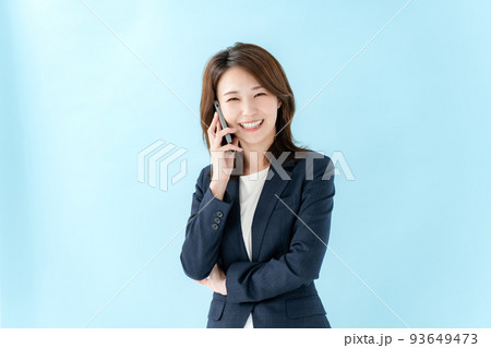 ビジネス　女性　スマートフォン 93649473