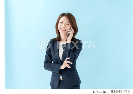 ビジネス　女性　スマートフォン 93649479