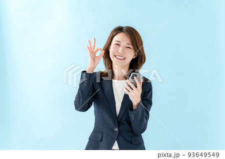 ビジネス　女性　スマートフォン 93649549