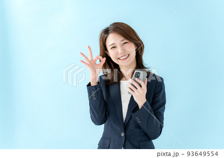 ビジネス 女性 スマートフォン ビジネス 女性 スマートフォン 93649554