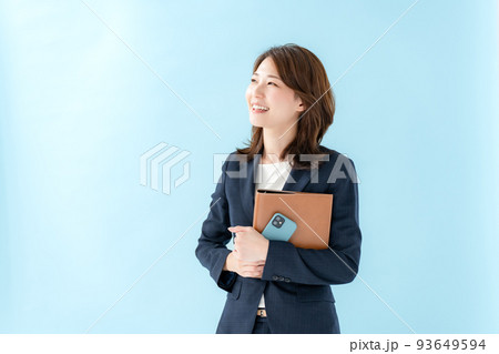 ビジネス　女性　スマートフォン 93649594