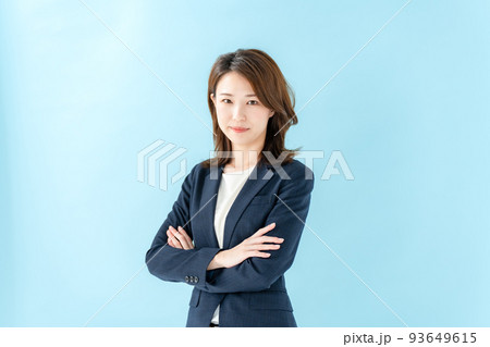 ビジネス 女性 ブルーバック ビジネス 女性 ブルーバック 93649615