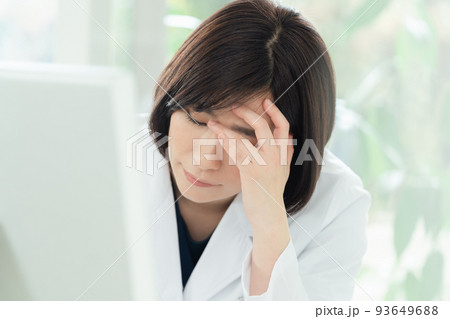 悩む白衣姿の女性 93649688