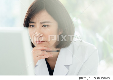 悩む白衣姿の女性 悩む白衣姿の女性 93649689