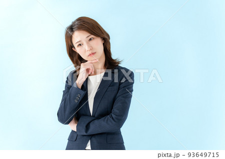 ビジネス　悩む女性　ブルーバック 93649715
