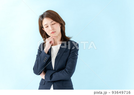 ビジネス　悩む女性　ブルーバック 93649716