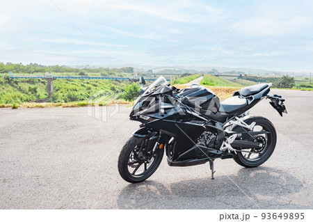 バイクツーリング のどかな川の堤の風景　a-2 ライトトーン 93649895