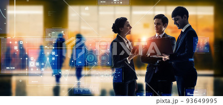 ロビーで会話するビジネスグループとデジタルデータ　バナー・広告向け横長ビジュアル 93649995