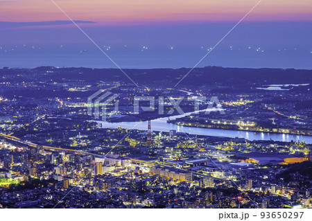 新日本三大夜景に認定された皿倉山からの素晴らしい夜景(福岡県北九州市) 新日本三大夜景に認定された皿倉山からの素晴らしい夜景(福岡県北九州市) 93650297