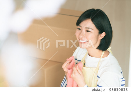 ダンボールに衣類を仕舞う女性 ダンボールに衣類を仕舞う女性 93650638