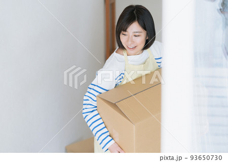 新居で荷物を片付ける女性 新居で荷物を片付ける女性 93650730