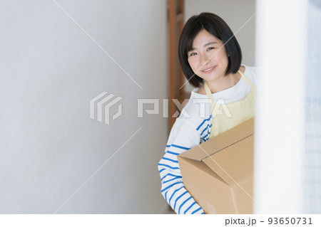 新居で荷物を片付ける女性 新居で荷物を片付ける女性 93650731
