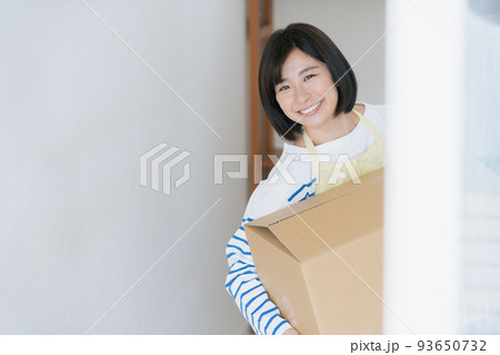 新居で荷物を片付ける女性 新居で荷物を片付ける女性 93650732