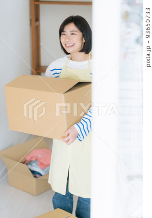 新居で荷物を片付ける女性 93650733