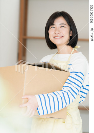 新居で荷物を片付ける女性 新居で荷物を片付ける女性 93650739
