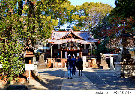 代々木八幡宮　冬の参拝者の風景 93650747