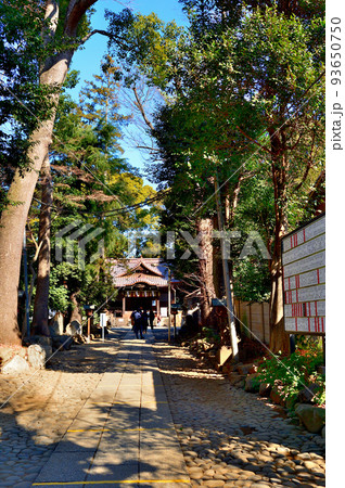 代々木八幡宮　冬の参拝者の風景 93650750