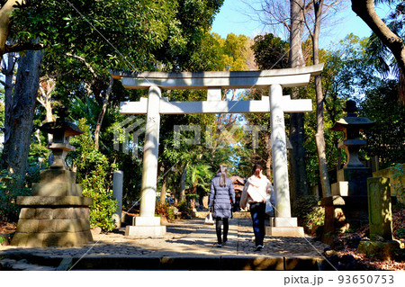 代々木八幡宮 冬の参拝者の風景 代々木八幡宮 冬の参拝者の風景 93650753