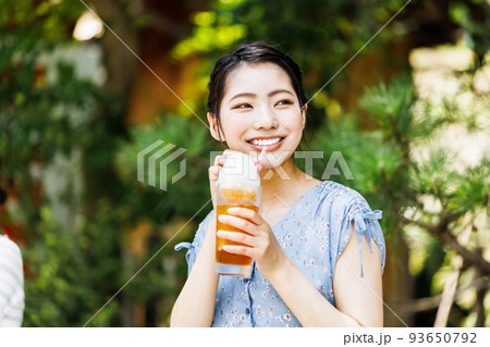 旅先で冷やし飴を飲んで休憩する女性 旅先で冷やし飴を飲んで休憩する女性 93650792