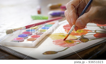 スケッチブックに花の絵を描く人物 スケッチブックに花の絵を描く人物 93651023