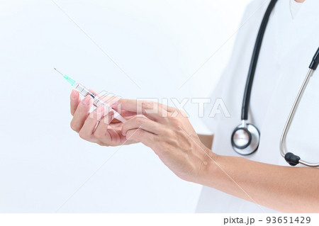 注射器を持つアジア人医師の手元 93651429