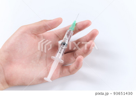 注射器を持つアジア人の手元 93651430