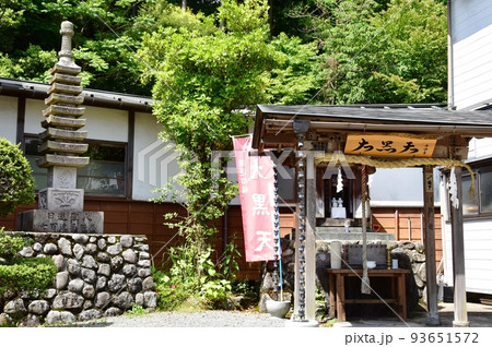 箱根町 旧東海道畑宿の守源寺大黒天堂と新緑 箱根町 旧東海道畑宿の守源寺大黒天堂と新緑 93651572