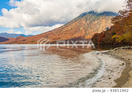 国内屈指の観光地　奥日光の秋　紅葉の中禅寺湖 93651902