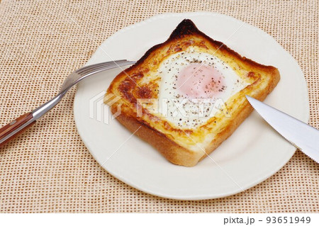 目玉焼きのホットオープンサンド 93651949