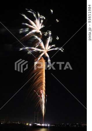 三重県　四日市の花火大会 93651984