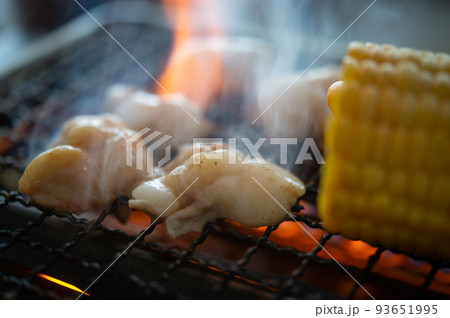 ホルモンとトウモロコシを網焼きする ホルモンとトウモロコシを網焼きする 93651995