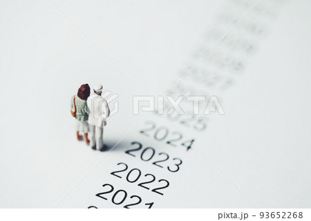 ミニチュアの夫婦と年表 93652268