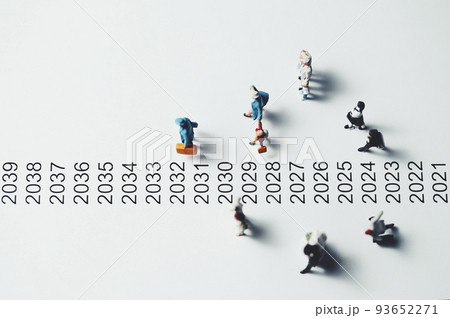 年表の横を歩くミニチュアの人々 年表の横を歩くミニチュアの人々 93652271