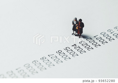 ミニチュアのシニア夫婦と年表 ミニチュアのシニア夫婦と年表 93652280