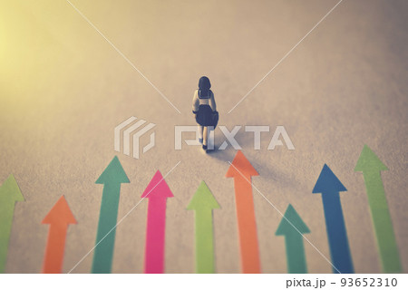 カラフルな矢印とミニチュアの女子学生 カラフルな矢印とミニチュアの女子学生 93652310
