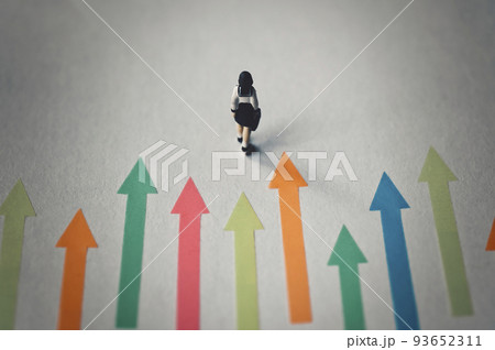 カラフルな矢印とミニチュアの女子学生 93652311