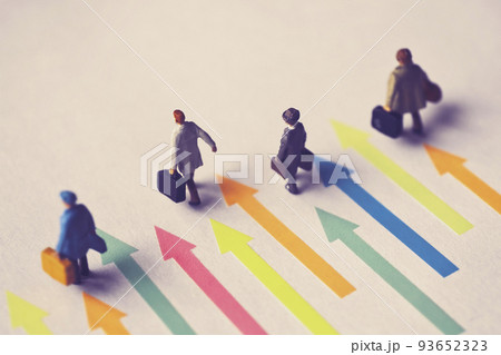 前進するミニチュアのビジネスマン 93652323