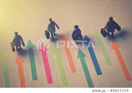 前進するミニチュアのビジネスマン 93652324