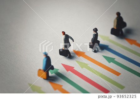前進するミニチュアのビジネスマン 93652325