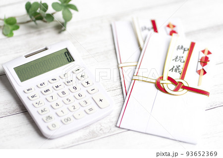 ご祝儀袋と電卓 93652369