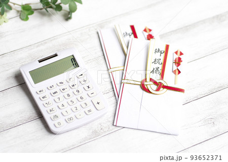 ご祝儀袋と電卓 93652371