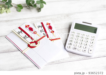 ご祝儀袋と電卓 93652372