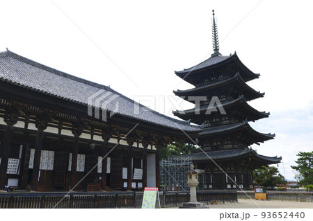 興福寺東金堂と五重塔 93652440