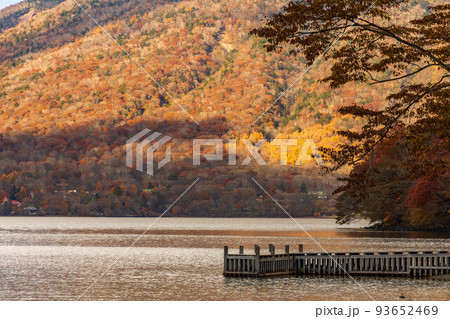 国内屈指の観光地 奥日光の秋 紅葉の中禅寺湖 国内屈指の観光地 奥日光の秋 紅葉の中禅寺湖 93652469