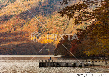 国内屈指の観光地　奥日光の秋　紅葉の中禅寺湖　アクティビティ 93652472