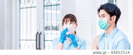 コロナウイルスワクチン接種を受けるケアスタッフ 93652514