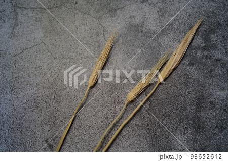 石の上のドライフラワーの麦 石の上のドライフラワーの麦 93652642